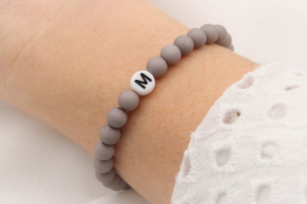 Initialen Armband Grau mit 1 Buchstabe weiß, Namensarrmband Schn?ppchen – Bild 3