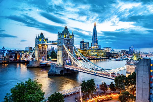 Beleuchtete Tower Bridge am Abend, Glasbild Mode – Bild 5